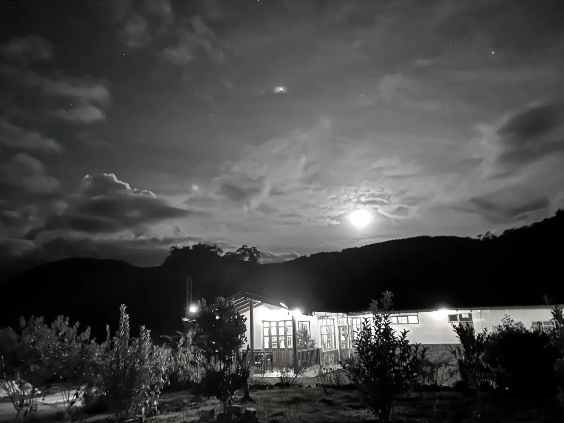 El Fundo Borneo de noche bajo la luna en San Antonio, Echarate